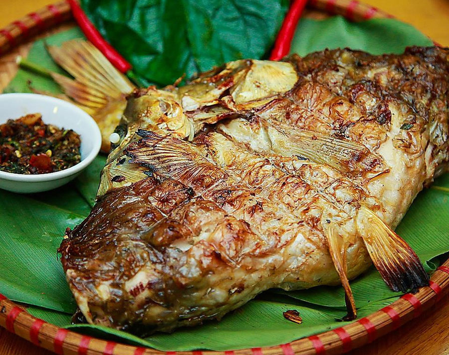 cá nướng chấm muối hạt dổi