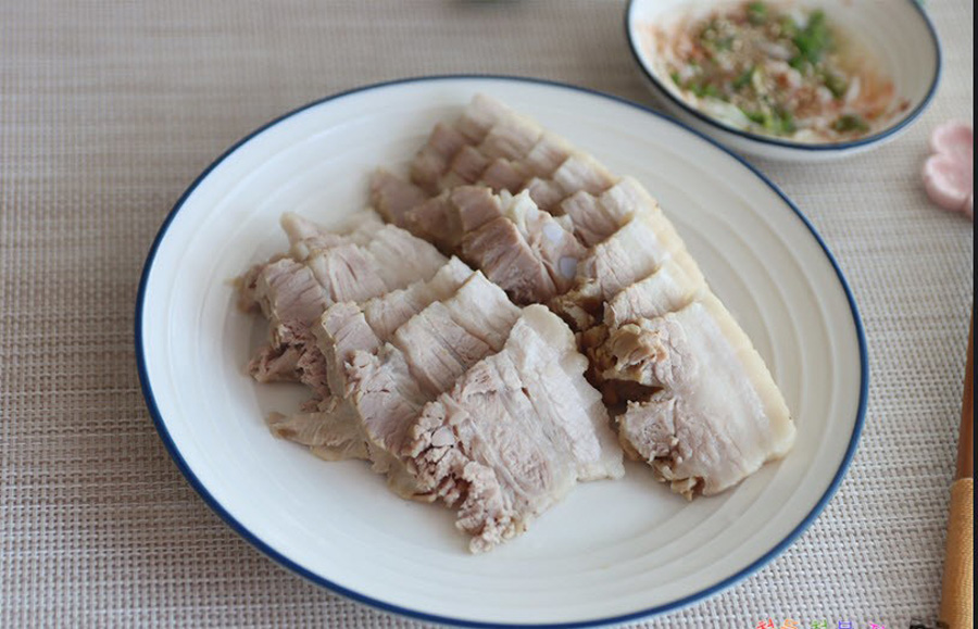 thịt luộc chấm muối hạt dổi